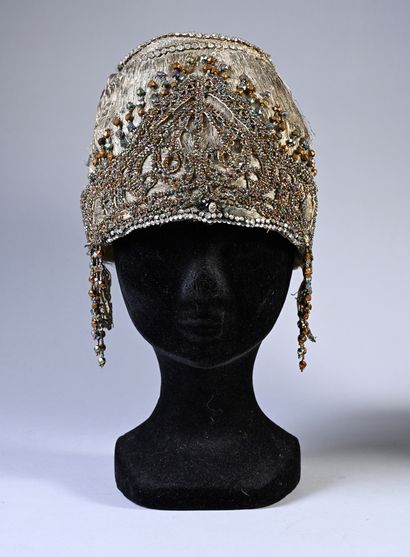 null Deux coiffes à la mode orientale pour un bal travesti, vers 1915-1920, turban...