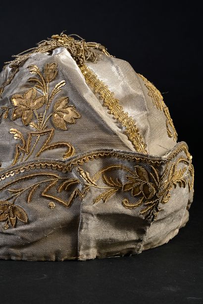 null Opulent bonnet d'intérieur brodé pour homme, première moitié du XVIIIe siècle,...