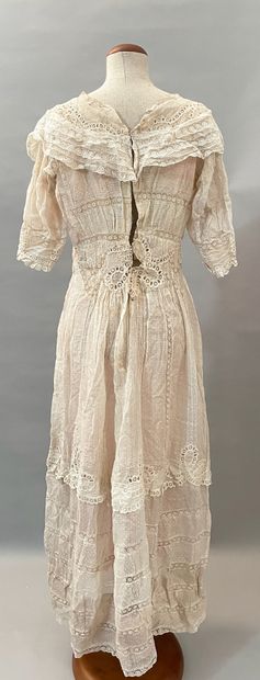 null Partie d'une garde-robe bourgeoise, 1870-1900 environ, une robe de jour à tournure...