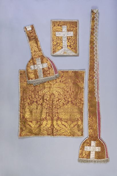 null Ornement liturgique complet en brocart, premier tiers du XVIIIe siècle, chasuble,...