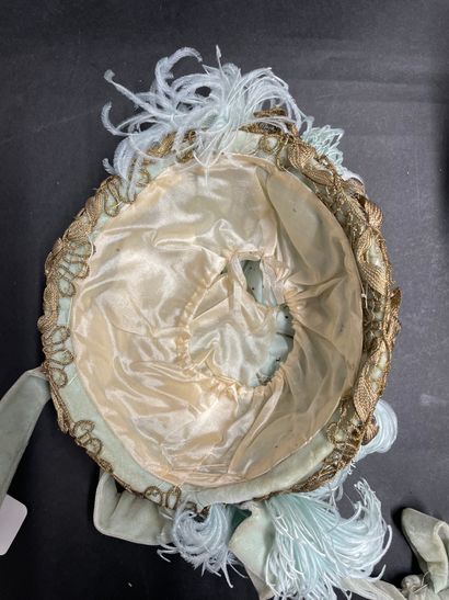 null Capote, vers 1900, calotte laitonnée garnie de velours de soie drapé et de plumes...
