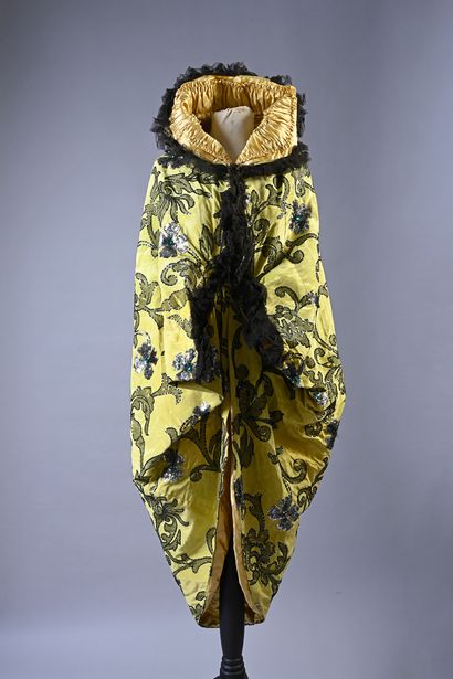 null Manteau du soir, Haute couture, vers 1910-1913, manteau boule à petites manches...