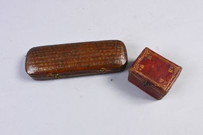 null Deux boites en cuir doré aux petits fers, fin du XVIIIe siècle, petite boite...