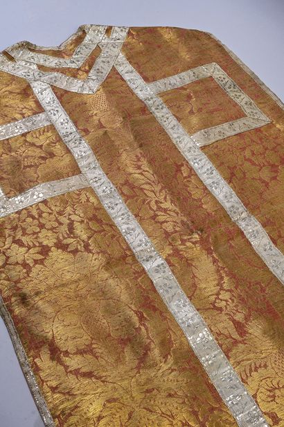 null Ornement liturgique complet en brocart, premier tiers du XVIIIe siècle, chasuble,...