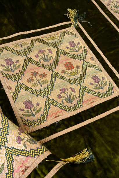 null Trois petits tapis en velours de soie ornés de broderies aux points, style XVIIe...