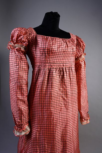 null Robe d'après-midi, vers 1820, robe taille haute à décolleté coulissé en taffetas...