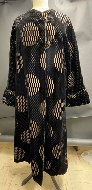 null Evening coat, circa 1930, Japanese cut coat in black velvet cut lamé gold background...