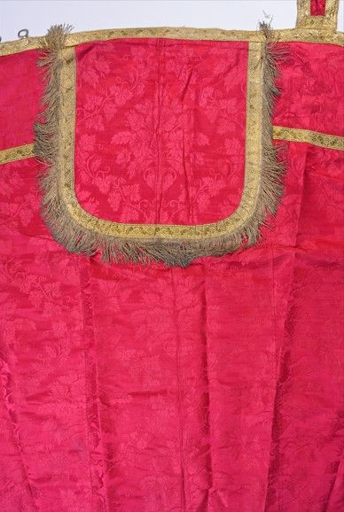null Mantle, Louis-Philippe period, crimson damask decorated with vases of goldsmith's...
