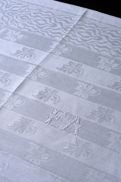 null Important table service in linen damask, tablecloth and twenty-four napkins,...