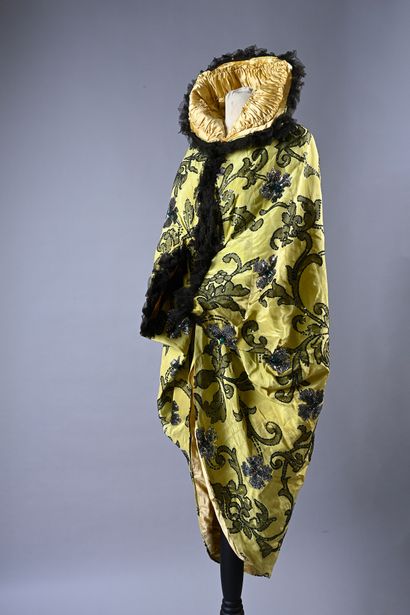 null Evening coat, Haute Couture, circa 1910-1913, ball coat with small bat sleeves...