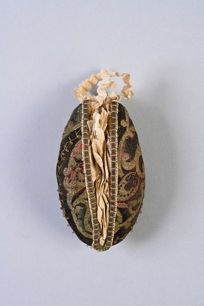 null Small perfume purse or pin case, early 19th century, ovoid purse covered with...