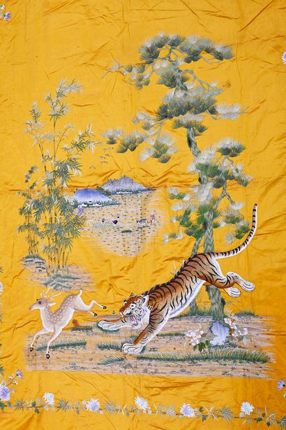 null Tenture brodée au tigre, Indochine, premier tiers du XXe siècle, satin jaune...
