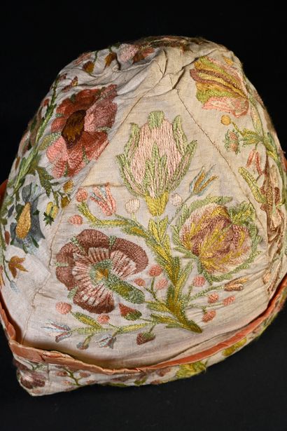 null Bonnet d'intérieur brodé pour homme, première moitié du XVIIIe siècle, bonnet...