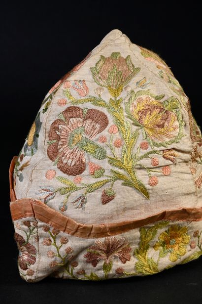 null Embroidered men's bonnet, first half of the 18th century, with four pointed...