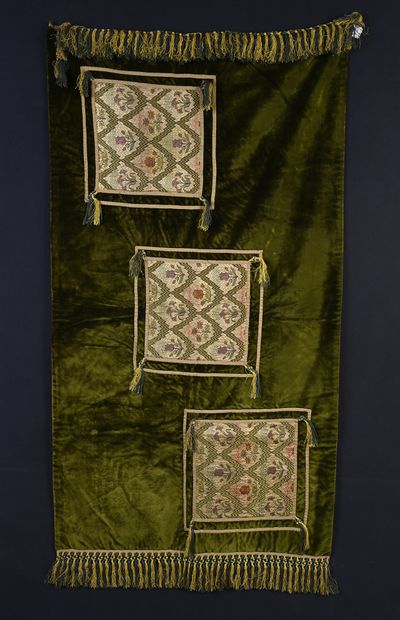 null Trois petits tapis en velours de soie ornés de broderies aux points, style XVIIe...