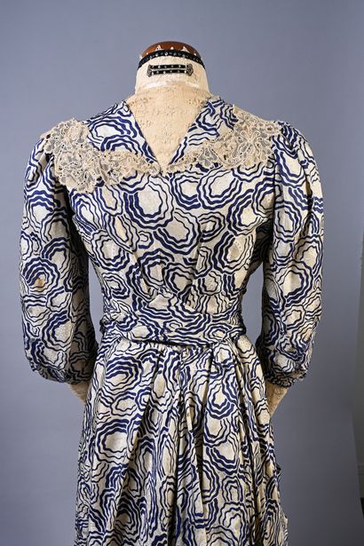 null Afternoon dress signed Huc & Bourdoncle, Toulouse, circa 1905, cream damask...