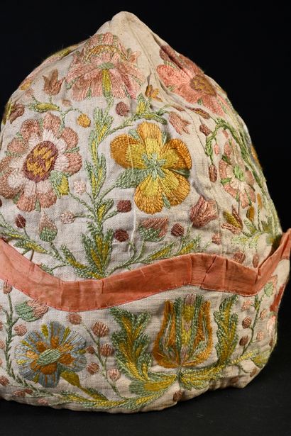 null Embroidered men's bonnet, first half of the 18th century, with four pointed...