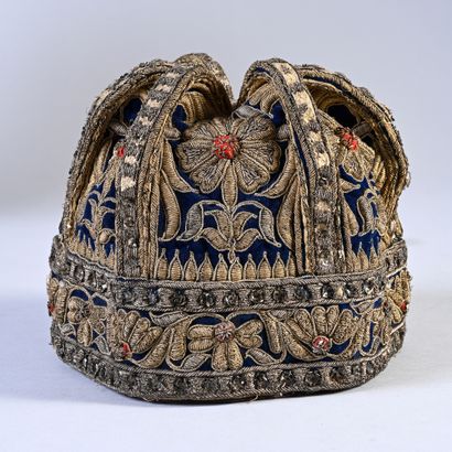 null Chapeau d'apparat ou couronne en broderie
Zardozi, Inde, fin du XIXe siècle,...