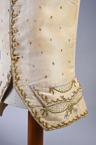 null Embroidered vest, Louis XVI period, vest with basques in cream silk towers brightly...