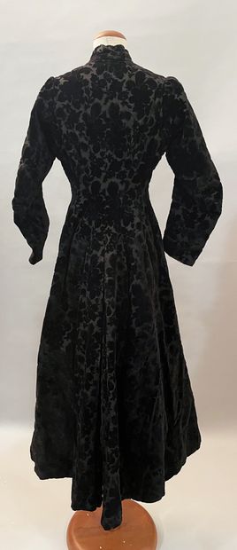 null Elegant coat, circa 1880, coat with basques stapled on the top in cut velvet...