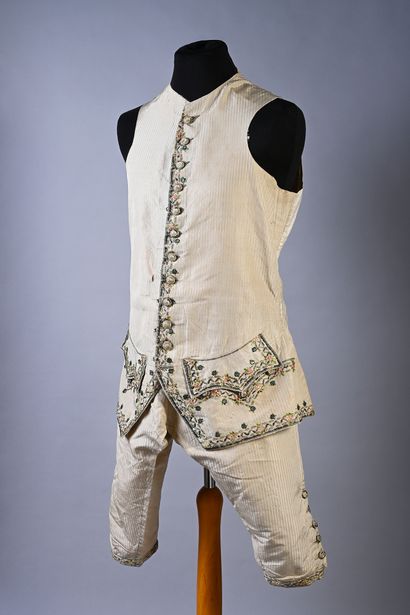 null French suit complete, circa 1770, suit, vest and breeches with buttoned bridge...