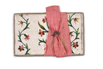 null Superb embroidered gusseted pouch, Louis
XV, cream satin embroidered silk past...