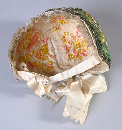 null Bonnet brodé, fin du XVIIIe -début du XIXe siècle, bonnet emboitant en cannelé...