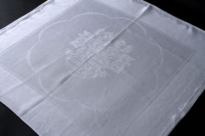 null Important tablecloth and five napkins with arms in cotton damask, early 20th...