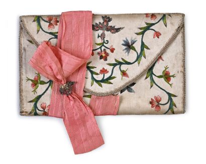 null Superbe pochette à soufflet brodée, époque Louis
XV, satin crème brodé soie...