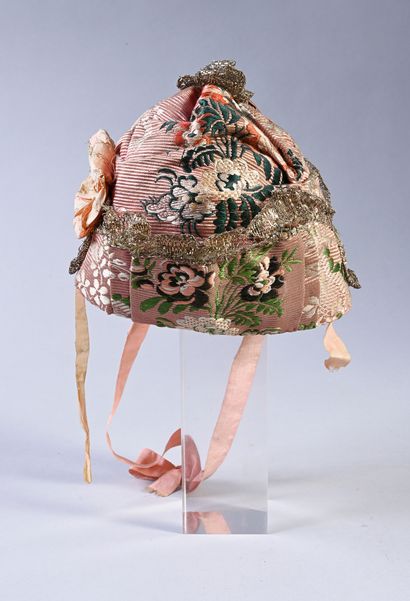 null Bonnet d'enfant, vers 1760, bonnet à bord relevé plissé et calotte bouillonnée...