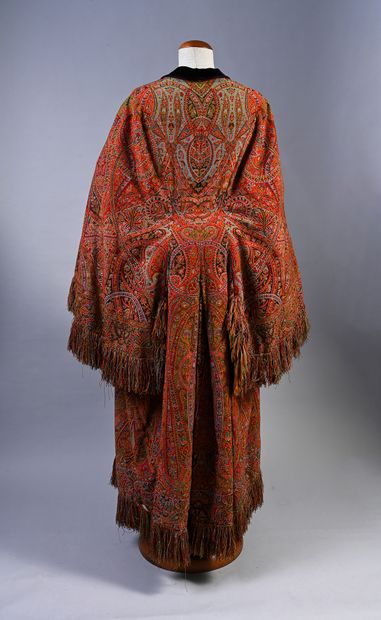 null Elegant visit in a cashmere shawl, circa 1870, shawl woven to the lance cut...