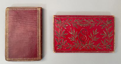 null Portefeuille, début du XIXe siècle, maroquin rouge brodé en filé argent de guirlandes...