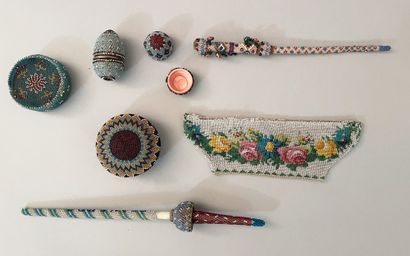 null Menus objets en sablé de perles, premier tiers du XIXe siècle, deux boites en...
