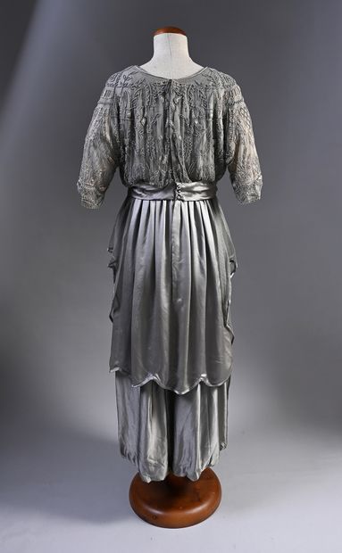 null Evening gown, circa 1910, blousy bodice effect dress with short sleeves in tulle...