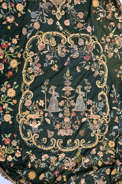 null Second Empire period half-tail piano case
Empire period, decorated with embroideries...