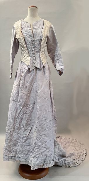 null Partie d'une garde-robe bourgeoise, 1870-1900 environ, une robe de jour à tournure...