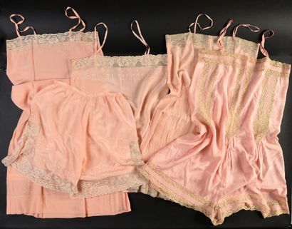 null Lingerie en soie et dentelle, vers 1930-40.
Cinq pièces de lingerie en soie...