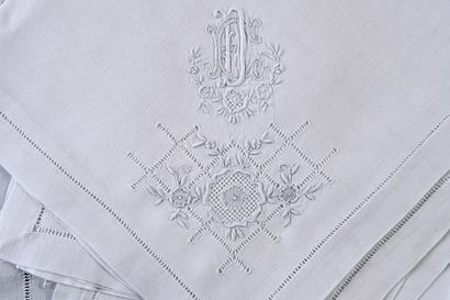 null Service de table brodé, nappe et douze serviettes, 1ère moitié du XXe siècle.
Nappe...