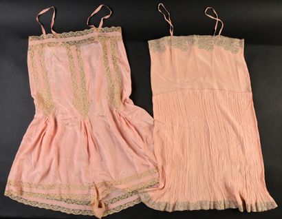 null Lingerie en soie et dentelle, vers 1930-40.
Cinq pièces de lingerie en soie...