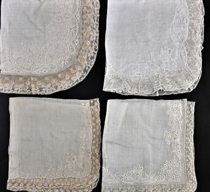 null Quatre mouchoirs brodés, 1ère moitié du XIXe siècle.
Grands mouchoirs en linon...