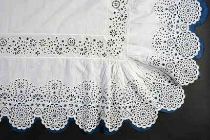 null Drap d'accouchée et couvre édredon, broderie anglaise, 1ère moitié du XXe siècle.
Drap...