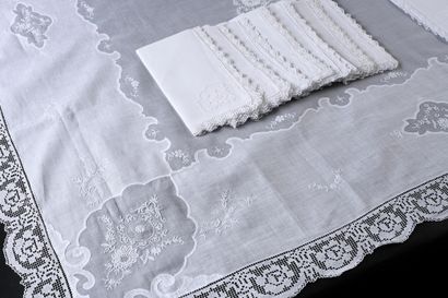 null Service de table, nappe et serviettes en organdi brodé, 1ère moitié du XXe siècle.
Nappe...