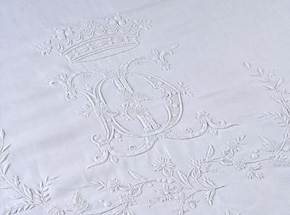 null Embroidered cloth, marquis crown, late 19th century.
Linen with a large lapel...