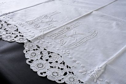 null Parure de lit drap et taies, broderie Richelieu, 1ère moitié du XXe siècle.
En...