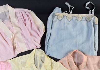 null Eléments du costume féminin en soie et dentelle, vers 1930-40.
Cinq pièces en...