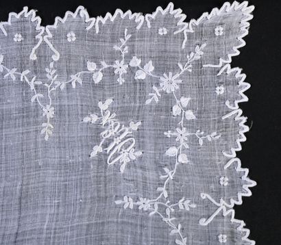 null Quatre mouchoirs brodés, 2nde moitié du XIXe siècle.
Mouchoirs en linon fil...