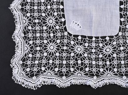 null Grand mouchoir à encadrement au crochet, 2nde moitié du XIXe siècle.
Large encadrement...