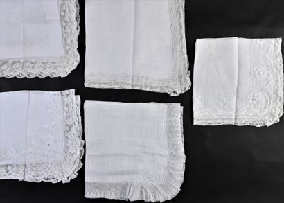 null Cinq mouchoirs brodés, XVIIIe et XIXe siècle.
Mouchoirs en linon fil de main...