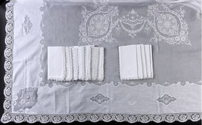 null Service de table, nappe et serviettes en organdi brodé, 1ère moitié du XXe siècle.
Nappe...