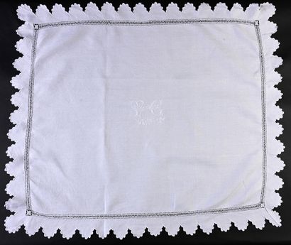 null Table service, banquet tablecloth and eighteen napkins, early 20th century....